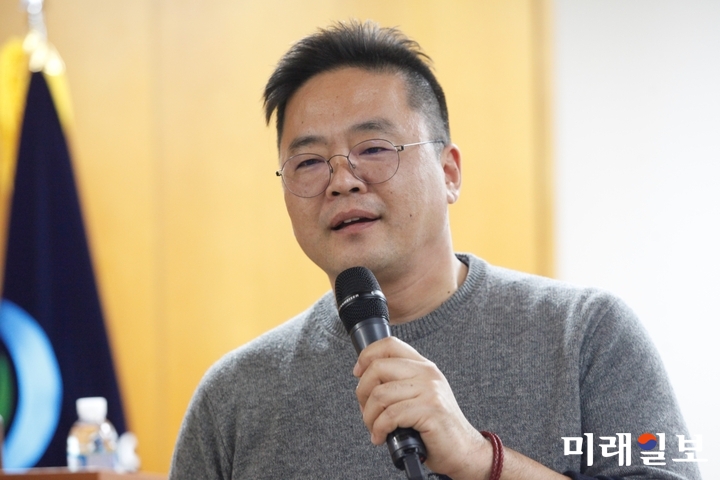 20일 서울 중구 전국은행연합회 은행회관에서 개최된 '핀테크 시대의 서민금융 그리고 플랫폼 세미나'에서 신현욱 ㈜팝펀딩 대표가 오픈마켓 등 이커머스 플랫폼을 활용해 사업을 하는 중소기업 및 자영업자들의 구매자금을 P2P 방식으로 대출하는 서비스를 소개하는 특별 강연을 하고 있다./사진=장건섭 기자