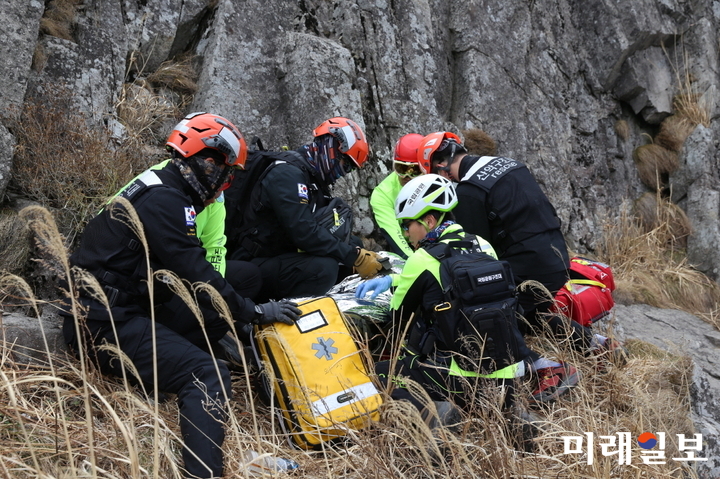 광주광역시 소방안전본부는 20일 오전 무등산 중봉 일원에서 봄철 탐방객 증가에 따른 사고발생에 대비해 ‘산악사고 대비 유관기관 합동 인명구조 훈련’을 했다. / 사진=광주시 제공