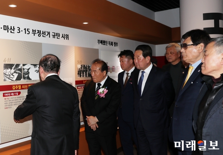 광주고등학교에 지어진 4.19민주혁명 역사관이 20일 개관한 가운데 장휘국 교육감과 박주선 국회의원 등이 시설을 둘러보고 있다. / 사진=광주시교육청 제공
