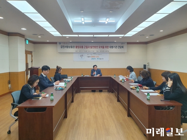 전남 강진군은 지난 15일 강진군청 소회의실에서 군 관계자, 강진사랑상품권 대행기관 업무담당자 10여명이 참석한 가운데 강진사랑상품권 활성화 방안에 대한 간담회를 개최했다. / 사진=강진군 제공
