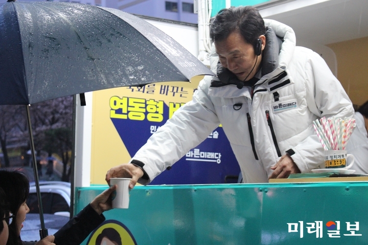 손학규 바른미래당 대표가 20일 오후 경남 창원시 성산구 성원그랜드쇼핑센터 앞에서 열린 연동형 비례대표제를 포함한 선거제도 개혁의 필요성을 홍보하는 '손다방' 트럭에서 시민에게 차 한 잔을 전달하고 있다./사진=김정현 기자
