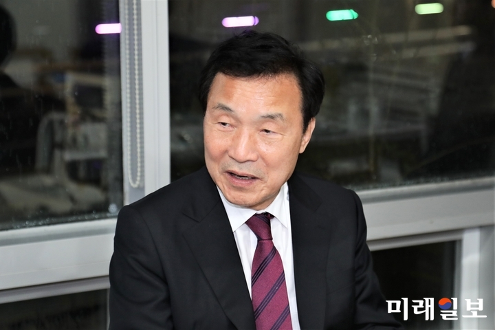 손학규 바른미래당 대표가 20일 오후 경남 창원시에서 본지와의 인터뷰에서 연동형 비례대표제 필요성을 말하고 있다./사진=김정현 기자