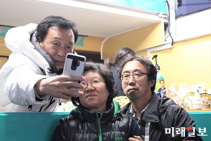 손학규 바른미래당 대표가 20일 오후 경남 창원시 성산구 성원그랜드쇼핑센터 앞에서 열린 연동형 비례대표제를 포함한 선거제도 개혁의 필요성을 홍보하는 '손다방' 트럭에서 시민과 기념촬영을 하고 있다./사진=김정현 기자