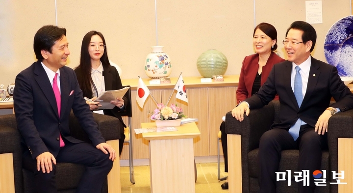우호협력 및 투자유치, 도정 홍보를 위해 일본을 방문중인 김영록 전라남도지사가 20일(현지시간) 사가현(佐賀)청에서 야마구치 요시노리(山口祥義) 지사와 회담을 갖고 양 지역간 우호교류 협력 방안 등에 대해 논의하고 있다. / 사진=전남도 제공