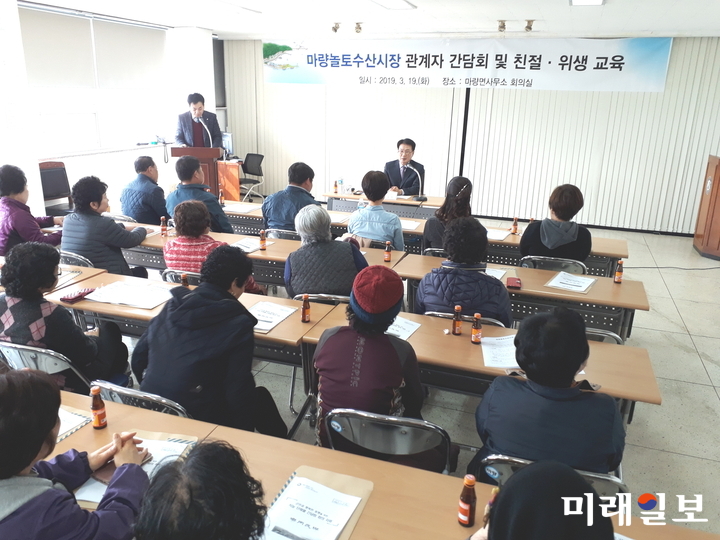 지난 19일 마량면사무소 회의실에서 열린 마량놀토수산시장 관계자 간담회에서 이승옥 군수가 인사를 하고 있다. / 사진=강진군 제공