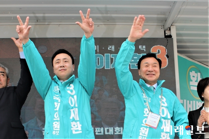 손학규 바른미래당 대표가 21일 창원시 성산구 원이대로 정우상가 건너편에서 열린 이재환 후보 출정식에서 시민들에게 손을 들어 인사를 하고 있다./사진=김정현 기자