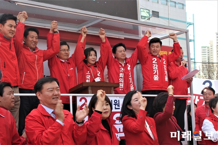 황교안 대표와 나경원 원내대표 등 당 지도부들이 21일 오전 경남 창원시 상남동 시민생활체육관 앞에서 열린 강기윤 후보 출정식에서 유세 지원을 하고 있다./사진=김정현 기자