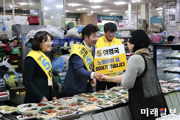 추혜선 정의당 의원과 여영국 창원성산 보궐선거 후보가 21일 오후 창원 성원그랜트쇼핑 인근에서 상인들에게 인사하고 있다./사진=김정현 기자