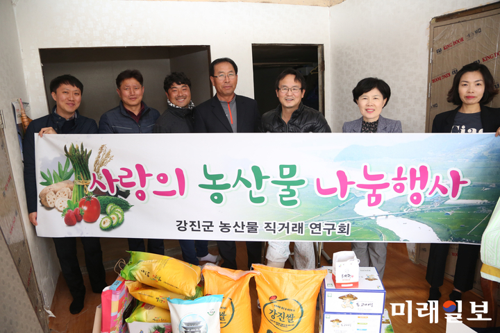 김재환 강진군직거래연구회회장과 회원들이 나눔행사을 갖은 후 기념촬영하고 있다. / 사진=강진군 제공
