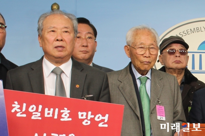101세의 생존 독립유공자 임우철 애국지사(왼쪽에서 두번째)가 22일 오전 정론관에서 열린 나경원 사퇴 촉구 기자회견에 참석하고 있다./사진=김정현 기자