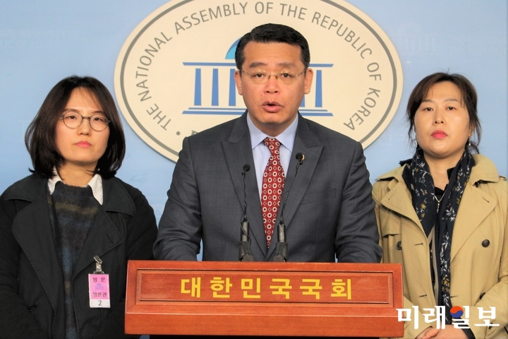 임재훈 바른미래당 의원이 22일 오전 국회 정론관에서 전국학교석면학부모네트워크 회원들과 함께 학교석면 문제와 관련한 기자회견을 하고 있다./사진=김정현 기자