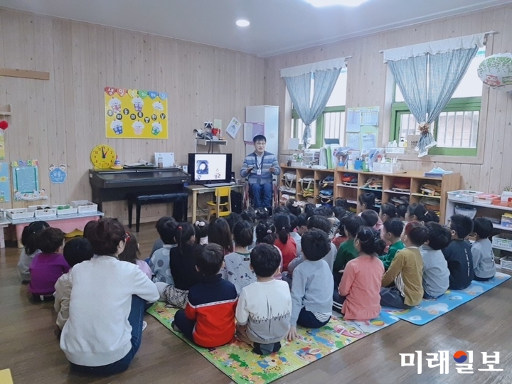 전남 강진군보건소가 지난 18일 성화어린이집을 시작으로 ‘장애인 강사가 찾아가는 장애발생예방교육’을 실시한다. / 사진=강진군 제공