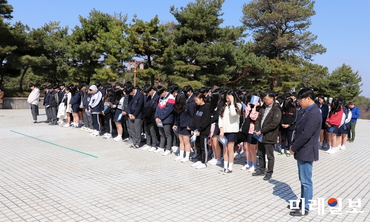 경기도 안성시 안법고 학생과 교직원 240여명이 지난 22일 광주학생독립운동기념관을 방문해 학생기념탑에 참배하고 있다. / 사진=광주시교육청 제공