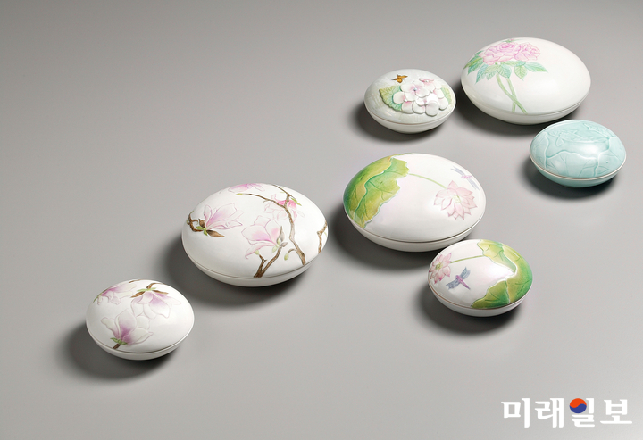 설숙영 도예작품 '봄날 Ⅱ' I (대)173x80, (소)120x120x65./사진=Ceramic Studio