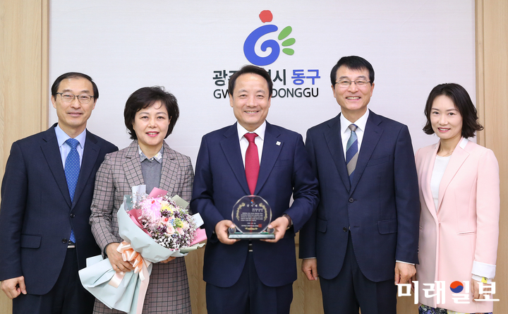 광주 동구가 22일 국회의원회관에서 열린 ‘2018 대한민국 광역 및 기초 지방자치단체 사회책임지수 시상식’에서 최우수상을 수상했다. / 사진=동구 제공