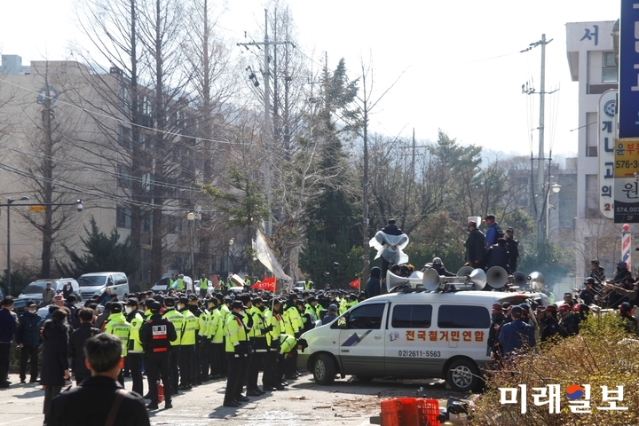 서울 개포 주공1단지 종합상가의 명도 강제집행이 예정된 22일 개포 주공1단지 상가 앞에서 재건축 조합원들과 전국철거민연합회가 대치하며 갈등을 빚고 있다./사진=장건섭 기자