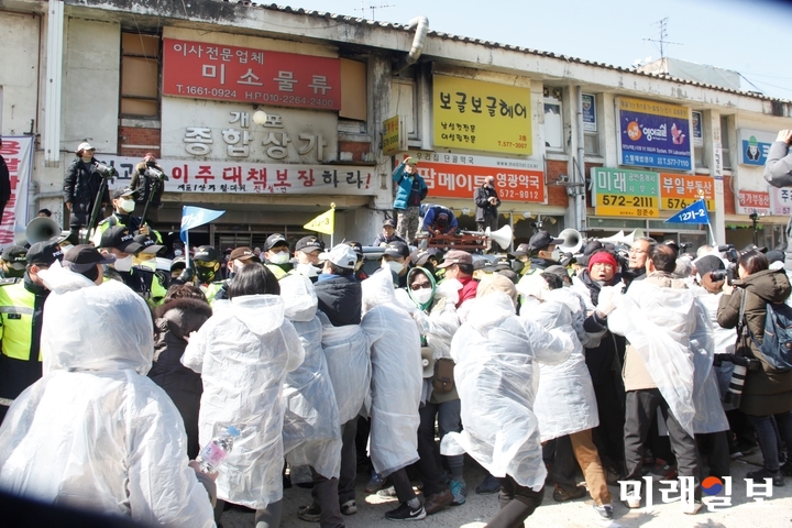 서울 강남구 개포 주공1단지 종합상가의 명도 강제집행이 예정된 22일 오전 종합상가 앞에서 재개발 조합원들이 전국철거민연합회(전철연)가 점유한 상가에 진입을 시도하고 있다./사진=장건섭 기자