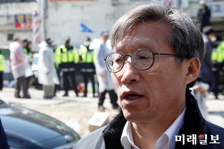 서울 개포 주공1단지 종합상가의 명도 강제집행이 예정된 22일 개포 주공1단지 상가 앞에서 재건축 조합원들과 전국철거민연합회가 대치하며 갈등을 빚고 있는 가운데 배모 조합장이 기자들과 인터뷰를 하고 있다./사진=장건섭 기자