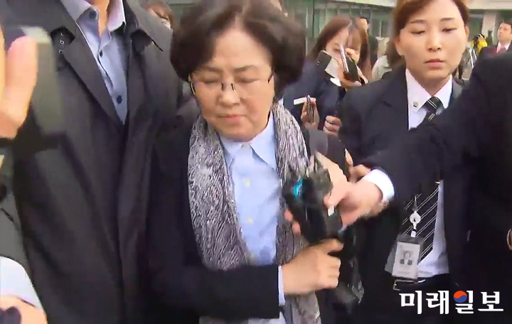‘환경부 블랙리스트 문건 의혹’으로 검찰 수사를 받는 김은경 전 환경부 장관이 지난 25일 서울 송파구 서울동부지방법원에서 영장심리를 모두 마치고 동부지법 근처에 있는 서울동부구치소로 이동하고 있다./사진=장건섭 기자