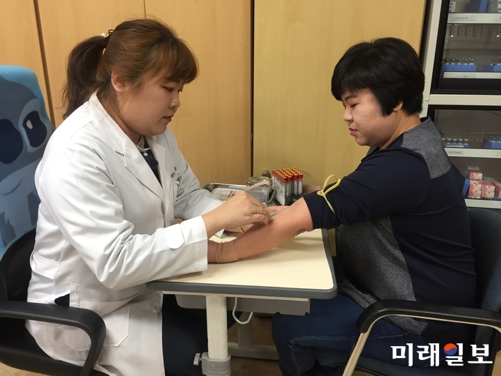 전남 강진군은 3월 25일부터 5월 17일까지 40세 이상 지역주민 등 1,000명을 대상으로 암표지자 혈액검사를 통한 전립선ㆍ갑상선암 검진을 실시한다. / 사진=강진군 제공