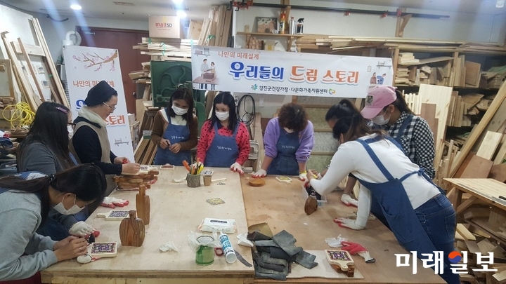 지난 22일 열린 프로그램에서 결혼이주여성들이 원목공예를 실시하고 있다. / 사진=강진군 제공