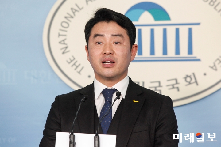 최석 정의당 대변인이 26일 오호 서울 여의도 국회 정론관에서 현황 브리핑을 하고 있다./사진=장건섭 기자