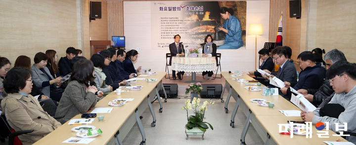 전남 강진군의 시문학파기념관이 지난 2012년 4월부터 7년째 진행하고 있는 지역밀착형 프로그램인 ‘화요초대석’의 일흔 번 째 모습. / 사진=강진군 제공
