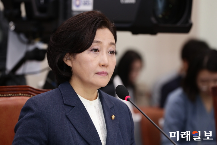 박영선 중소벤처기업부 장관 후보자가 27일 오전 국회 산업통산자원중소벤처기업위원회 인사청문회에서 여야 의원들의 발언에 경청하고 있다./사진=김정현 기자
