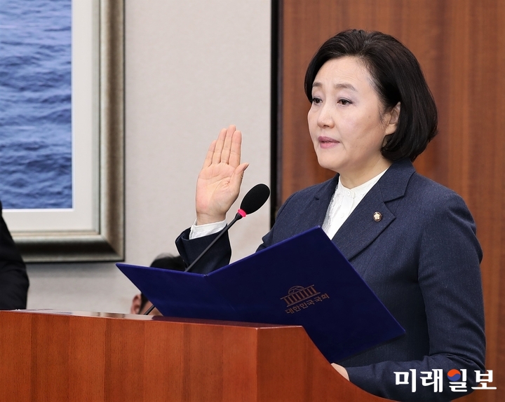 박영선 중소벤처기업부 장관 후보자가 27일 오전 국회 산업통산자원중소벤처기업위원회 인사청문회에서 선서를 하고 있다. /사진=김정현 기자