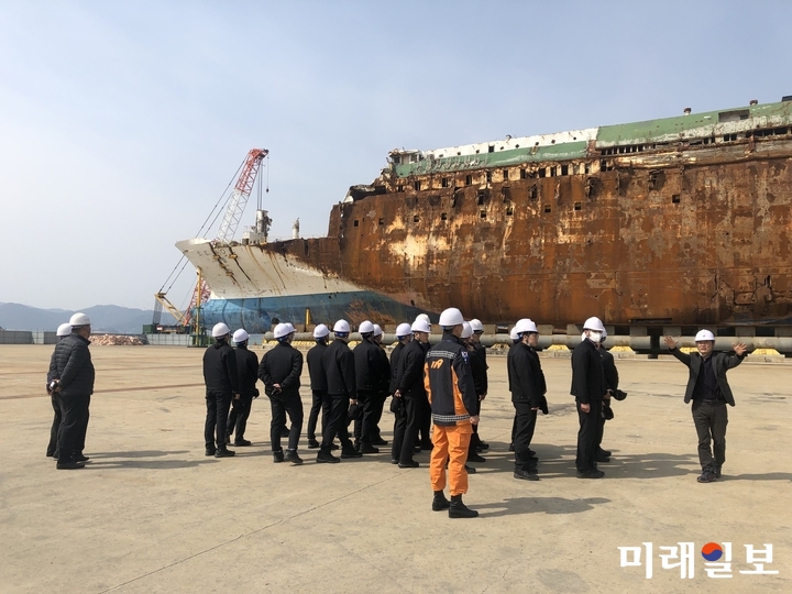 전라남도소방본부가 27일 목포신항만 등에서 제3기 전라남도 소방공무원 신임교육과정 교육생 72명을 대상으로 세월호 희생자를 기리는 추모행사를 가졌다. / 사진=전남도 제공