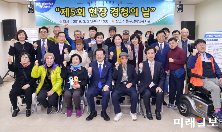 이용섭 광주광역시장이 27일 오후 동구 장애인복지관 직업지원동 회의실에서 열린 ‘제5회 현장 경청의 날’ 행사에 참석해 복지관 휴식공간 설치와 관련한 민원사항을 청취하며 의견을 나눈 뒤 기념촬영을 하고 있다./사진=광주시 제공