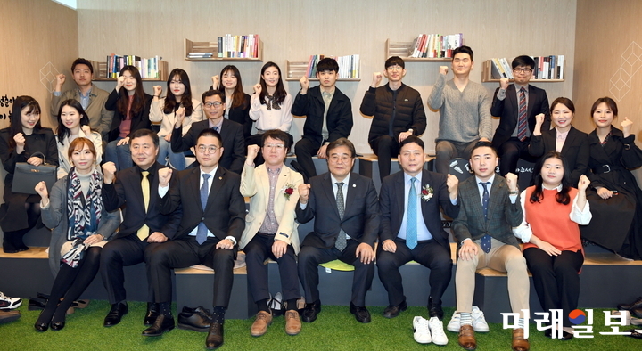 이병훈 광주광역시 문화경제부시장이 28일 오전 서구 서광주농협 운천점 2층에서 열린 ‘청년일자리 잡(job)카페 개소식’에 참석해 주요 내빈, 참석자와 함께 기념촬영을 하고 있다./사진=광주시 제공