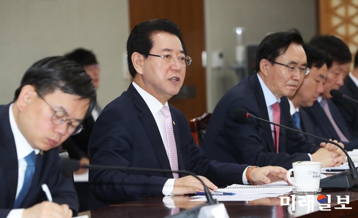 김영록 전라남도지사가 28일 오전 도청 서재필실에서 실국장 정책회의를 주재하고 있다. / 사진=전남도 제공