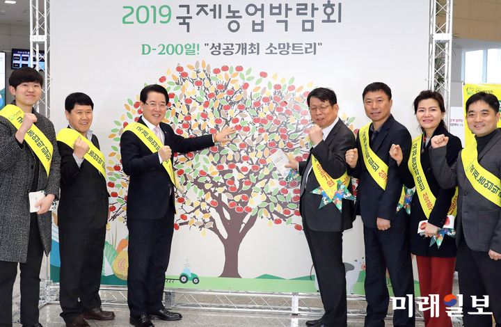 ‘2019국제농업박람회 D-200일 성공개최 소망트리‘ 행사가 28일 오전 도청 로비에서 열린 가운데 김영록 전남도지사가 김성일 농업기술원장, 전광호 국제농업박람회 사무국장, 도청직원들과 소망트리에 나뭇잎 스티커를 붙이고 기념촬영하고 있다. / 사진=전남도 제공