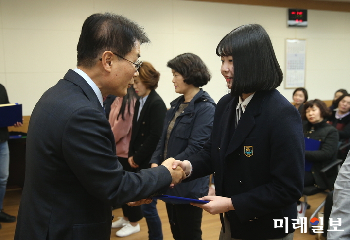 전남 강진군민장학재단 이승옥 이사장이 지난 27일 군청 소회의실에서 2019년도 상반기 강진군민장학재단 장학증서 전달식을 갖고 장학생으로 선발된 77명에게 장학금과 장학증서를 전달했다. / 사진=강진군 제공