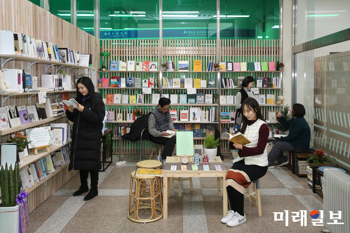 광주 동구청 1층에 마련된 ‘책정원’. 관내 독립책방과 계림동 헌책방에서 구입한 책으로 채운 이곳은 주민 누구나 쉬면서 책을 읽을 수 있을 뿐만 아니라 서화전 개최 등 문화공간으로 활용되고 있다. / 사진=동구 제공