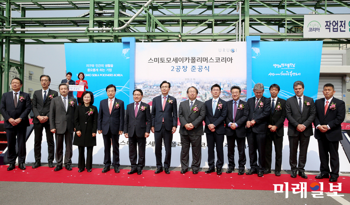 전라남도는 일본 외국인투자기업인 스미토모세이카폴리머스코리아가 여수국가산단에 800억 원을 투자해 고흡수성수지 제2공장을 완공하고 29일 오가와 이쿠조 스미토모세이카 본사 사장, 아리모토 타쿠미 스미토모세이카폴리머스코리아 사장, 윤병태 전라남도 정무부지사, 권오봉 여수시장, 강정희 도의원, 관계사 임직원 등 70여 명이 참석한 가운데 준공식을 열었다. / 사진=전남도 제공