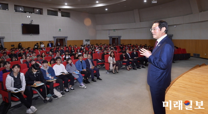 이용섭 광주광역시장이 29일 오후 북구 전남대학교 용봉홀에서 대학생 300여 명을 대상으로 '청년이 광주의 미래다'라는 주제로 특강을 하고 있다./사진=광주시 제공