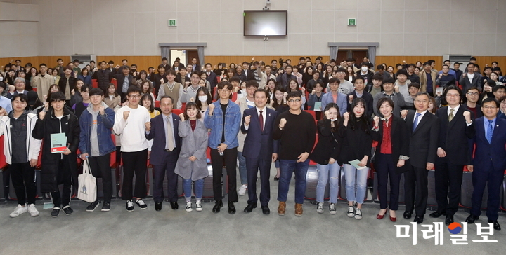 이용섭 광주광역시장이 29일 오후 북구 전남대학교 용봉홀에서 대학생 300여 명을 대상으로 '청년이 광주의 미래다'라는 주제로 특강을 마친 뒤 학생들과 기념촬영을 하고 있다./사진=광주시 제공