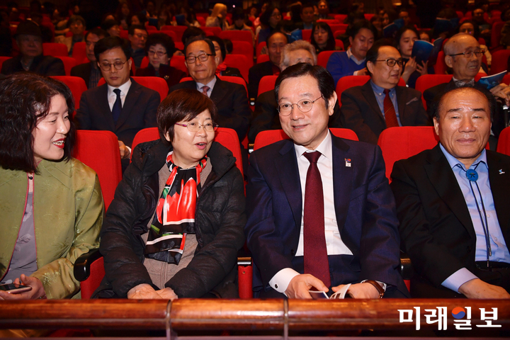 이용섭 광주시장이 정율성 선생의 딸인 정소제 여사와 함께 지난 29일 광주시립오페라단이 펼친 정율성 오페라 망부운을 관람하기에 앞서 대화하고 있다. / 사진=광주시 제공