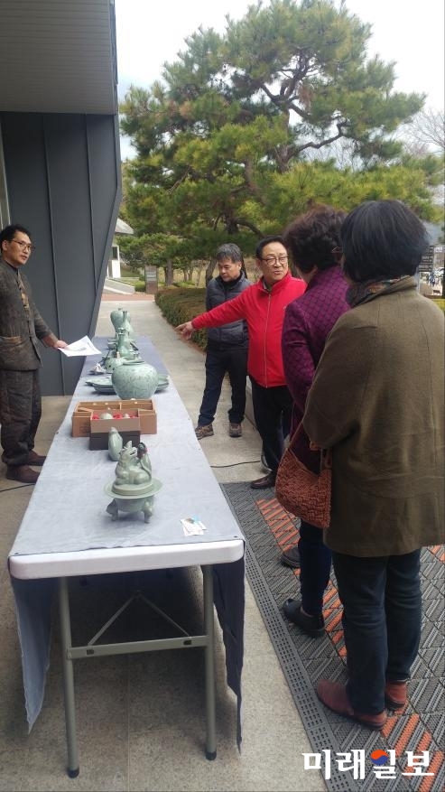 강진군은 지난 23일 강진청자 경매 할인 판매 이벤트 행사를 진행했다. / 사진=강진군 제공