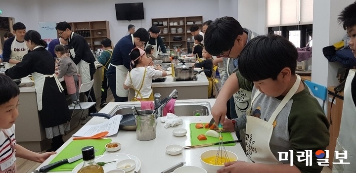 광주 동구가 지난 30일 자비신행회 후원으로 진행된 아빠와 함께하는 행복한 요리교실 모습 / 사진=동구 제공