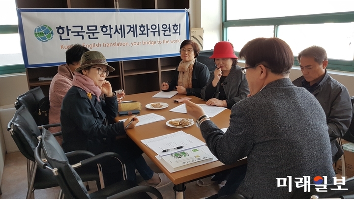 30일 오후 울산광역시 남구 공업탑로타리 부근 '구광렬 문학연구소'에서 에세이문예사(주간 송명화)와 한국문학세계화위원회(위원장 권대근)가 공동주관한 '한국문학세계화 학술강연회'가 열린 가운데 제2부 리셉션에서 한국수필의 번역선 발간계획 등이 집중 논의 되고 있다./사진=한국문학세계화위원회 제공