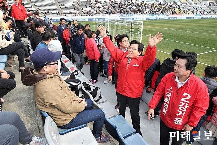 황교안 자유한국당 대표와 강기윤 창원성산 보권선거 후보자가 지난달 30일 경남FC 홈경기장에서 선거유세를 하고 있다. /사진=자유한국당 홈페이지