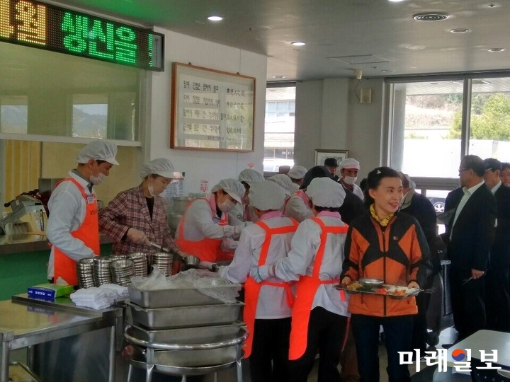 광주광역시 복지건강국은 1일 효령노인복지타운 구내식당에서 배식 봉사활동을 펼쳤다. / 사진=광주시 제공