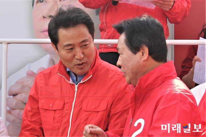 오세훈 전 서울시장이 지난 3월 21일 열린 강기윤 후보 출정식에서 강 후보와 이야기 하고 있다./사진=김정현 기자