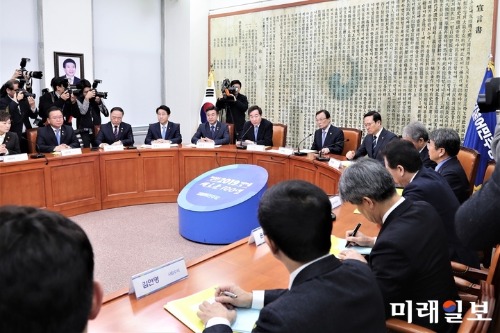 당정청은 2일 오전 국회에서 제3차 고위당정협의회를 개최하고 추경 편성 방향, 포항지진 후속 대책 등을 논의하고 있다./사진=사단법인 국회기자단(가칭) 제공