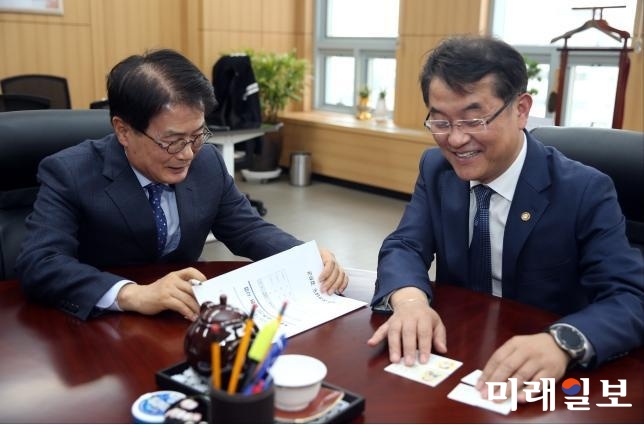 이승옥 강진군수가 지난달 12일 윤종인 행정안전부 차관을 만나 지역 현안사업에 대해 설명하고 있다. / 사진=강진군 제공