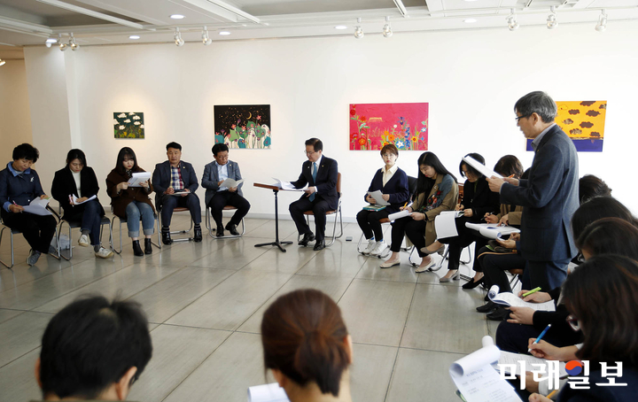 문인 광주 북구청장이 2일 북구 평생학습센터에서 평생학습 프로그램 운영 관계자 등을 만나 북구 평생학습 사업에 대한 의견을 듣고 있다. / 사진=북구 제공
