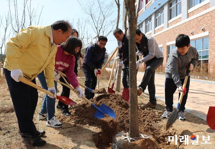 광주광역시교육청(교육감 장휘국)이 제74회 식목일을 맞이해 4일 2017년 3월1일 개교한 빛여울초등학교에서 장휘국 광주시교육감을 비롯한 교직원 40여 명이 참여한 가운데 나무심기 행사를 개최했다. / 사진=광주시교육청 제공